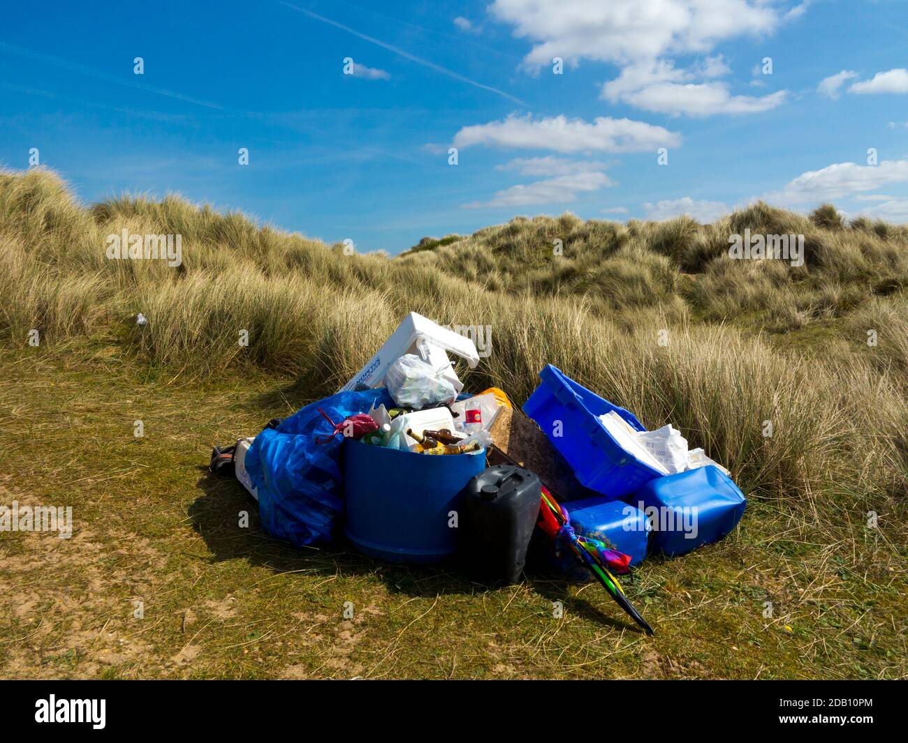 Müll, einschließlich Plastik, wird nach einer Strandreinigung entfernt, um zu verhindern, dass unerwünschte Abfallstoffe in die Meeresumwelt gelangen. Stockfoto