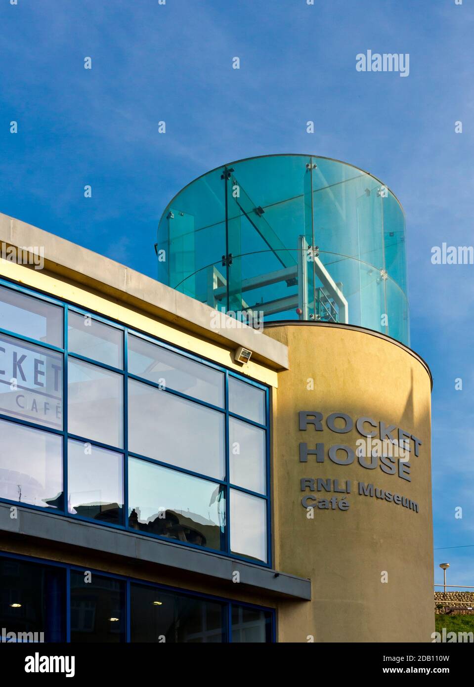 Rocket House Cafe und RNLI Henry Blogg Museum auf der Strandpromenade in Cromer im Norden Norfolk England Stockfoto