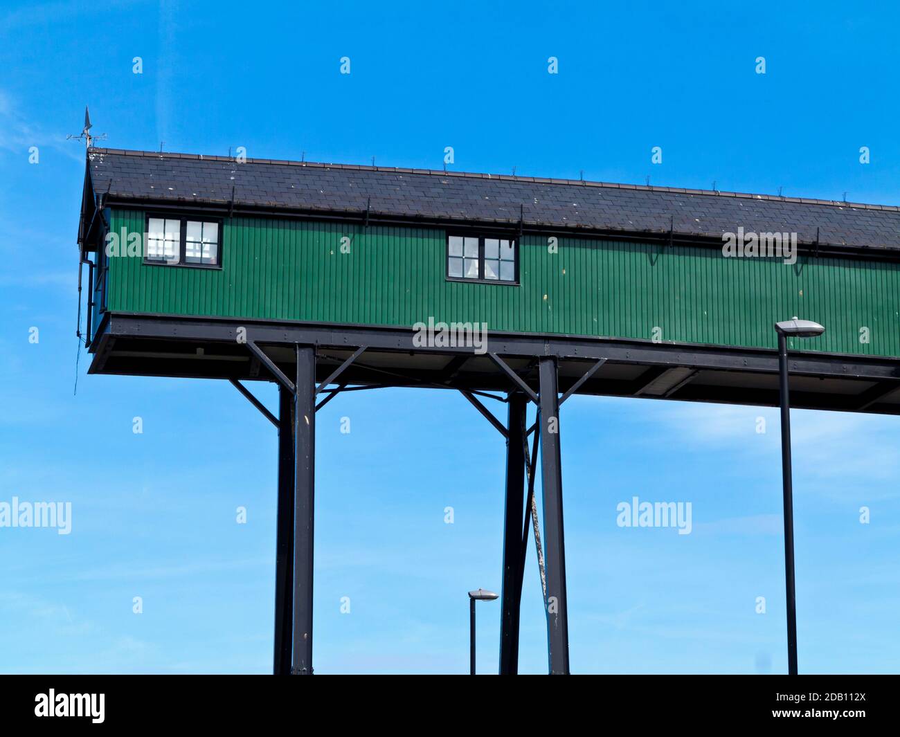 Die Gantry am Kornspeicher von Wells Next The Sea in Norfolk England Großbritannien wurde 1904 gebaut, um Getreide auf Schiffe im Hafen zu übertragen. Stockfoto