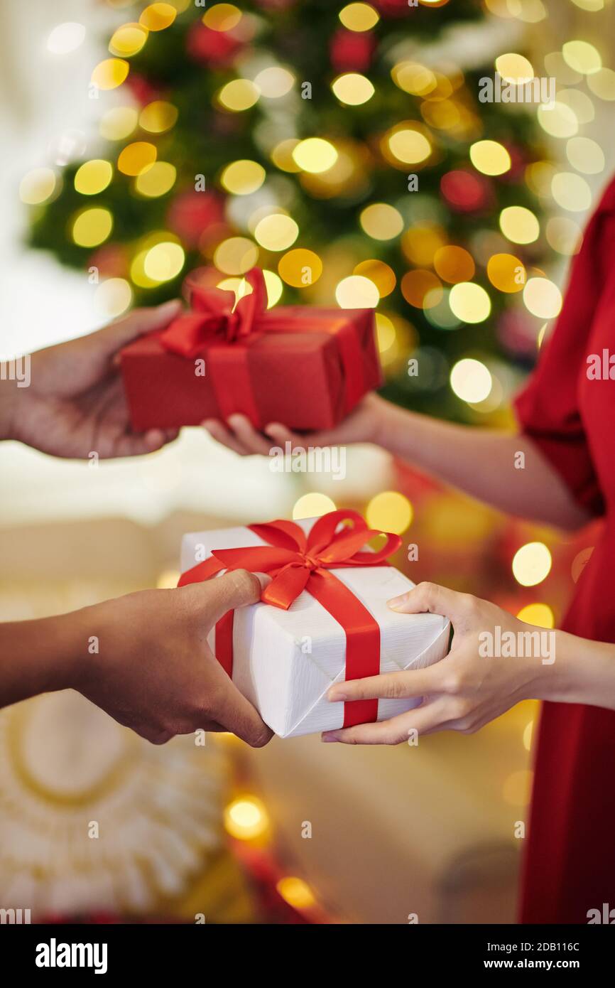 Menschen tauschen Weihnachtsgeschenke aus Stockfoto