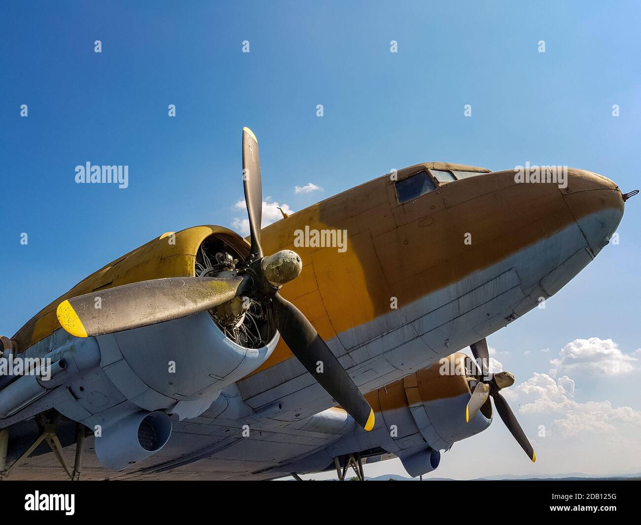 METLIKA, SLOWENIEN - 31. Jul 2018: Alter 2. Weltkrieg Flugzeug in Tarnfarben. Vintage, retro, Flugzeug, Flugzeug, Propeller Flugzeug, Douglas Dakota D Stockfoto