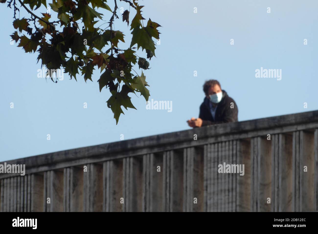 Menschen tragen Anti covid Gesichtsmasken in rom italien Stockfoto