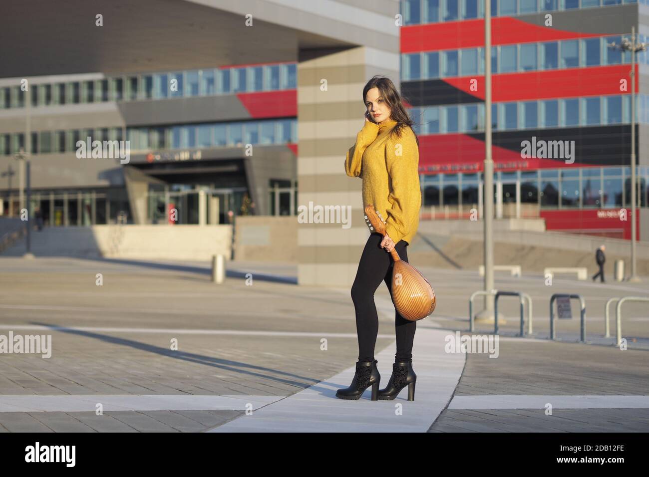 Mandolinist posiert mit seiner Mandoline in der neuen modernen Gegend