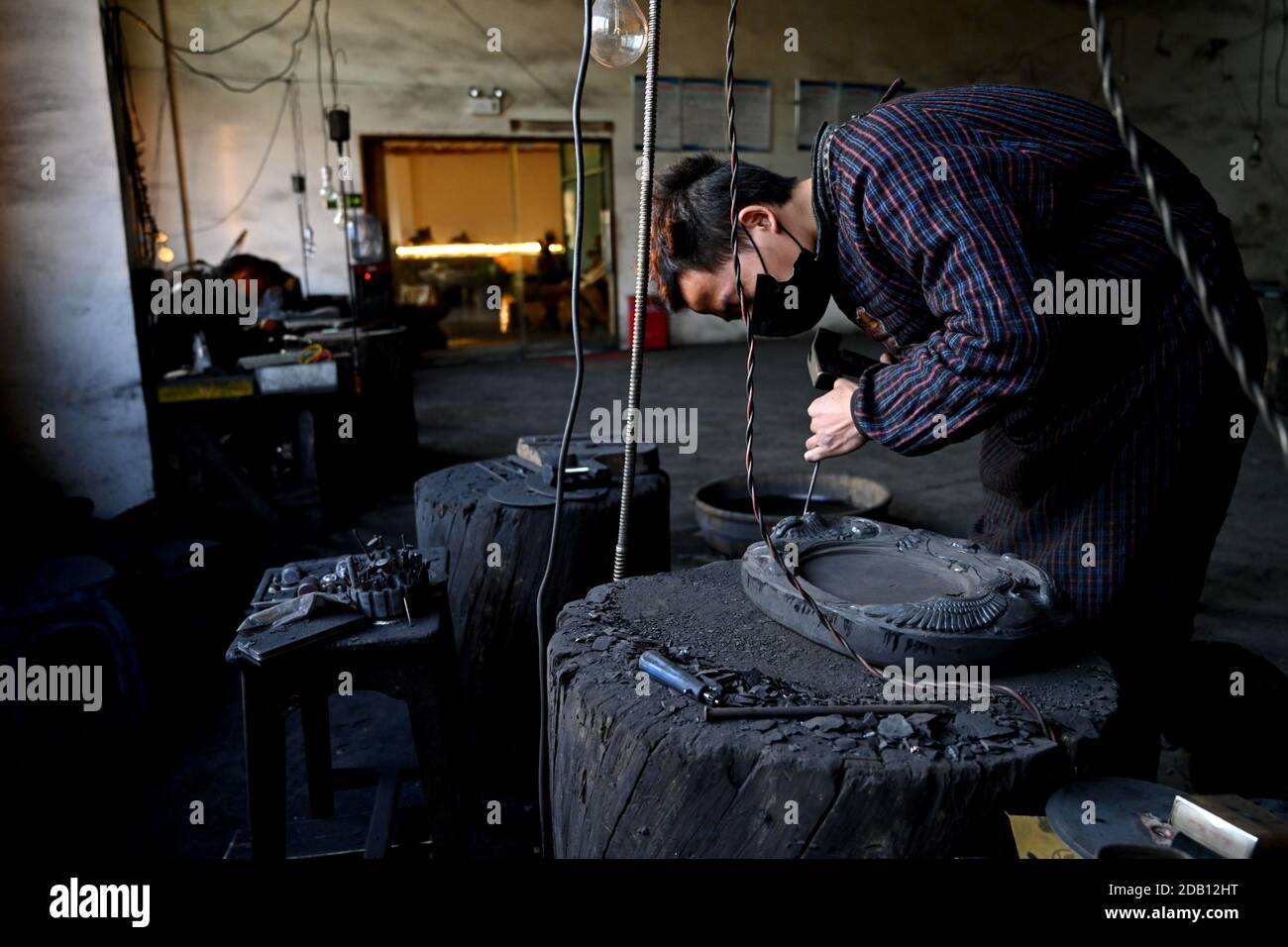 Qiandongnan, Qiandongnan, China. November 2020. Guizhou, CHINA - EIN 23-jähriger Arbeiter Yang Liang und seine Kollegen machen Sizhou Shiyan von Hand in einem Workshop an der Erbschaftsbasis Sizhou Shiyan im Kreis Cenggong in der autonomen Präfektur Qiandongnan Miao und Dong in der Provinz Guizhou im Südwesten Chinas, 14. November 2020.produziert im Kreis Cenggong, in der Autonomen Präfektur Qiandongnan und Dong Provinz Guizhou, Sizhou Shiyan hat eine Geschichte von mehr als 4,000 Jahren. Aufgrund seiner langen Geschichte und tiefgründigen Kultur wird es von den Literaten und Schriftgelehrten aller Dynastien tief begünstigt.Es ist untersto Stockfoto