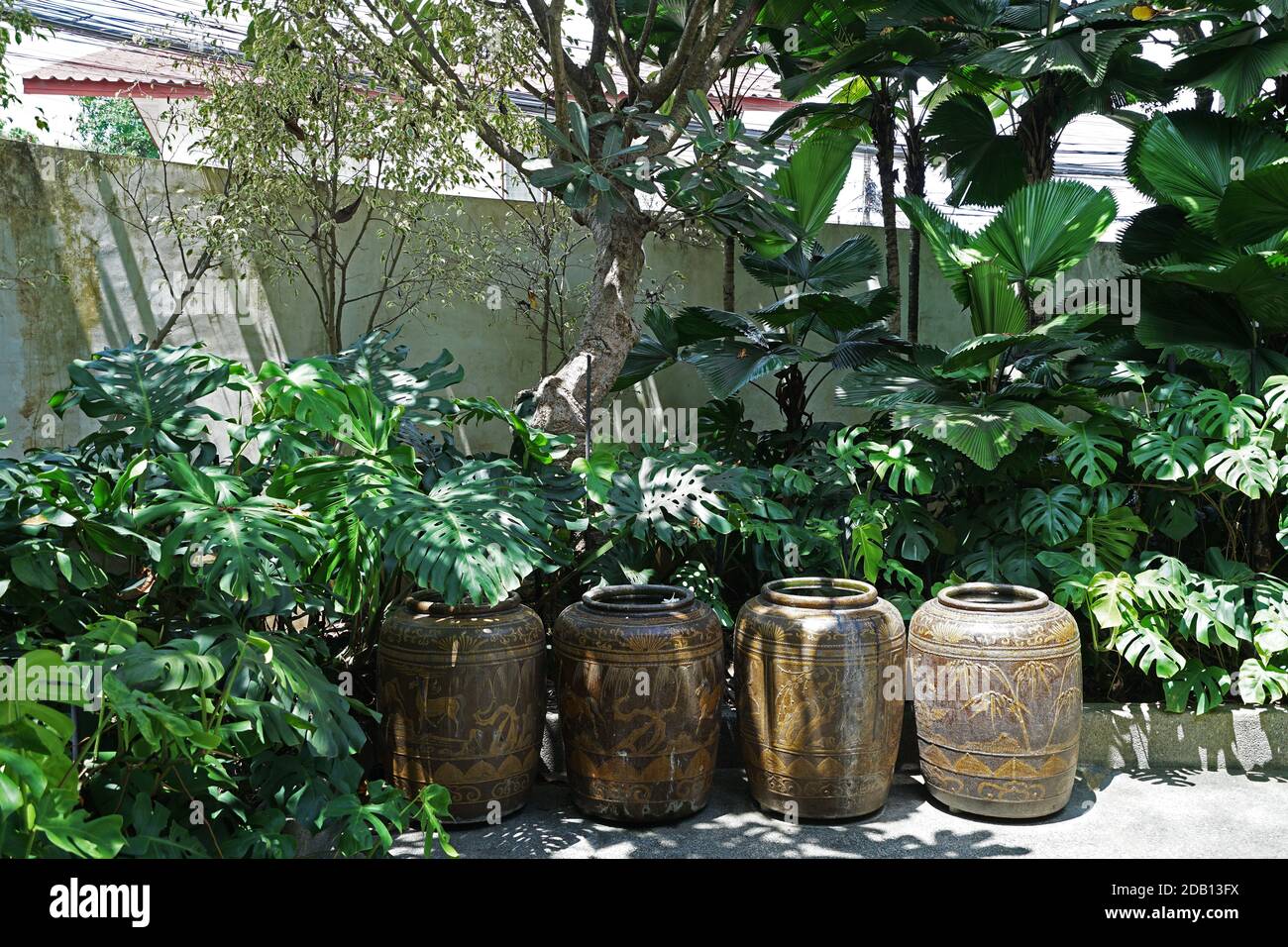 Thaistyle glasierte Steingut Wassergläser in grüner Pflanze verziert Gartenpark Stockfoto