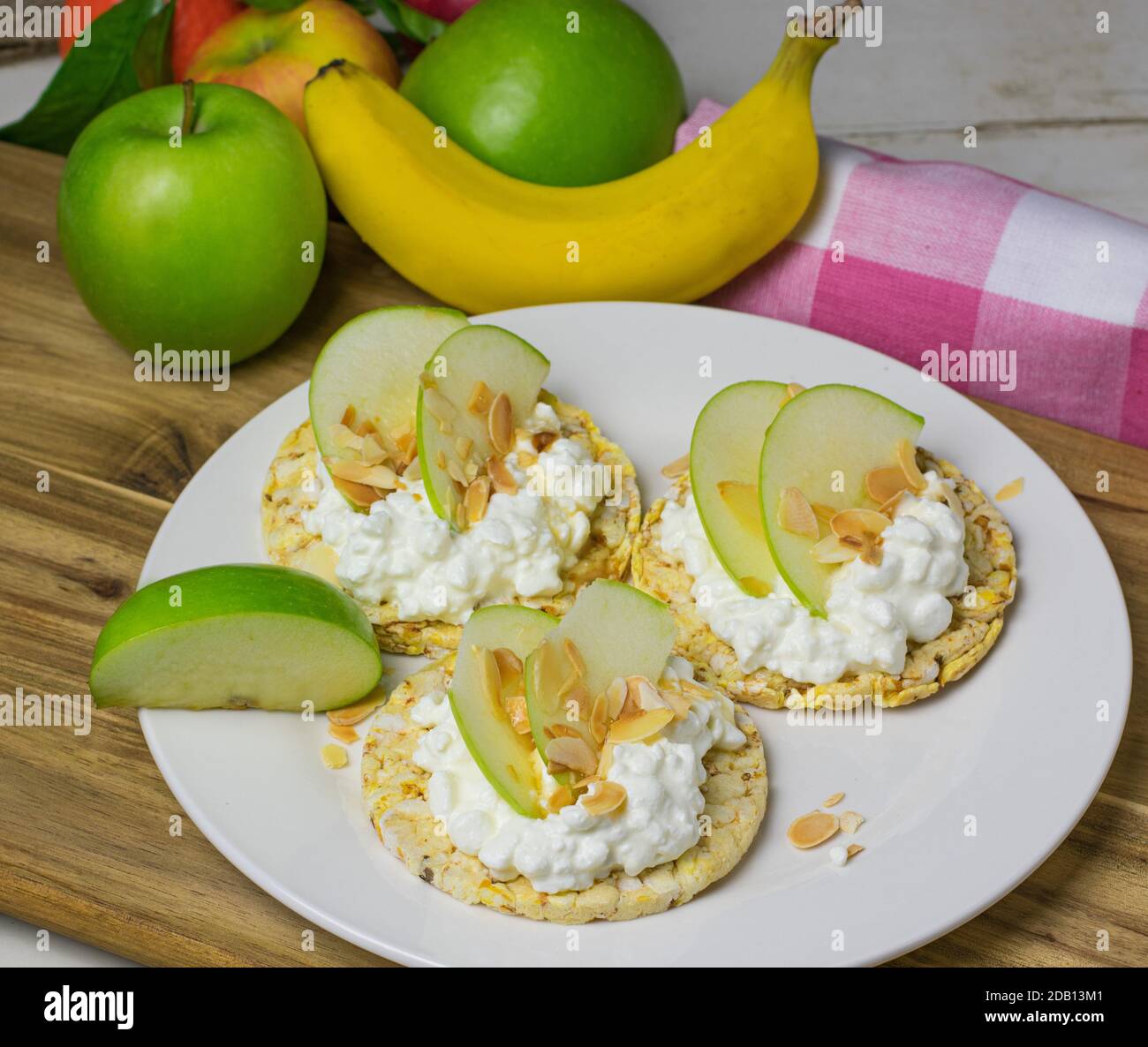 Ein Teller Reiswaffeln mit Quark, Äpfel Scheiben Ahornsirup gekrönt Stockfoto
