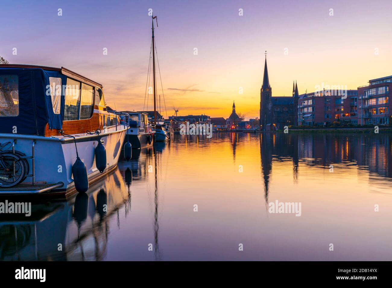 Das historische Dorf Leidschendam, in den Niederlanden am Rijn-schiekanaal während der Dämmerung Stockfoto