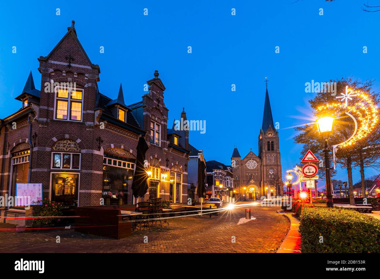 Das historische Dorf Leidschendam, in den Niederlanden am Rijn-schiekanaal während der Dämmerung Stockfoto