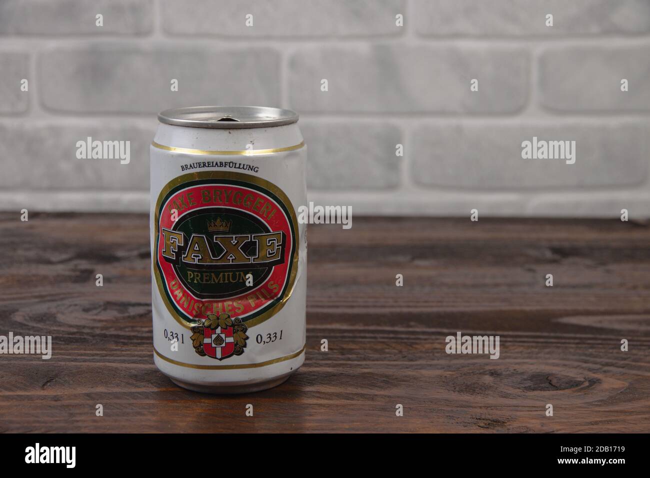Eine alte AluminiumDose Faxe Bier gegen den Ziegel Wand Stockfoto