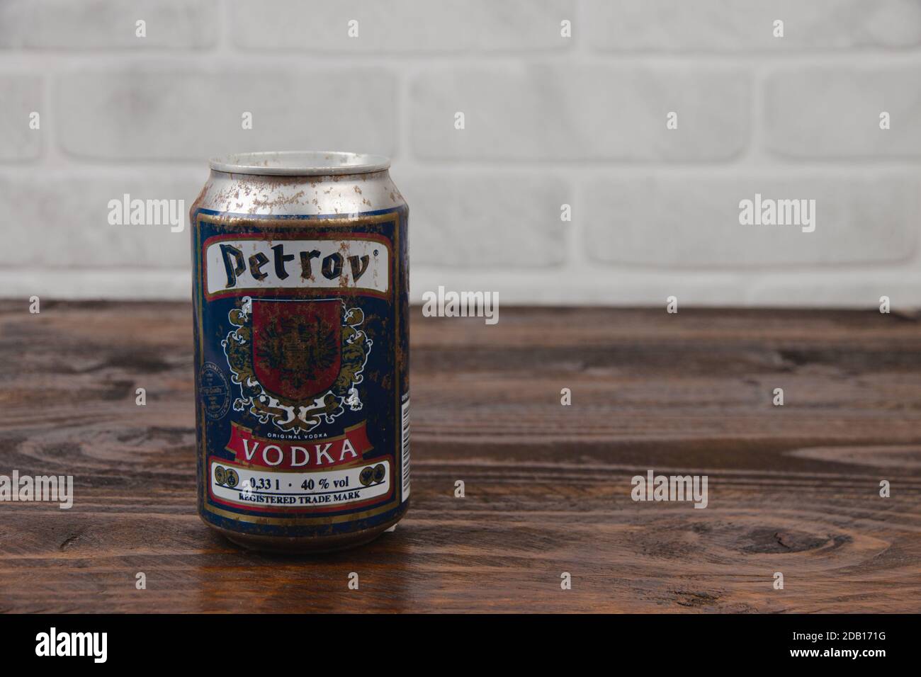 Eine alte Aluminiumkälte von Petrov Bier gegen den Ziegel Wand Stockfoto