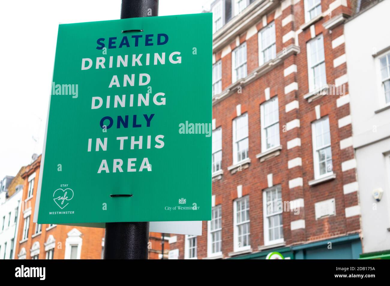 Sitzen trinken und Essen nur in dieser Gegend Schild, westminster, london, großbritannien Stockfoto
