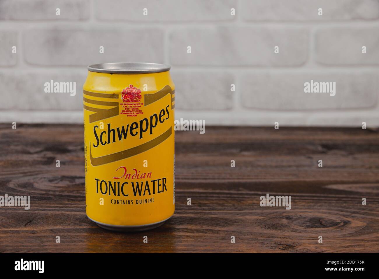 Eine alte Aluminiumkälte Schweppes Bier gegen den Ziegel Wand Stockfoto