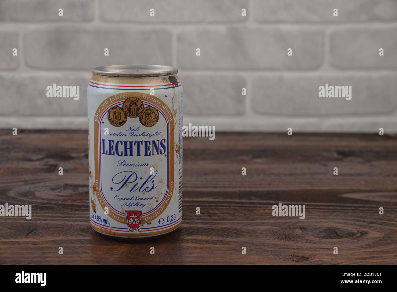 Eine alte AluminiumDose Lechtens Bier gegen den Ziegel Wand Stockfoto
