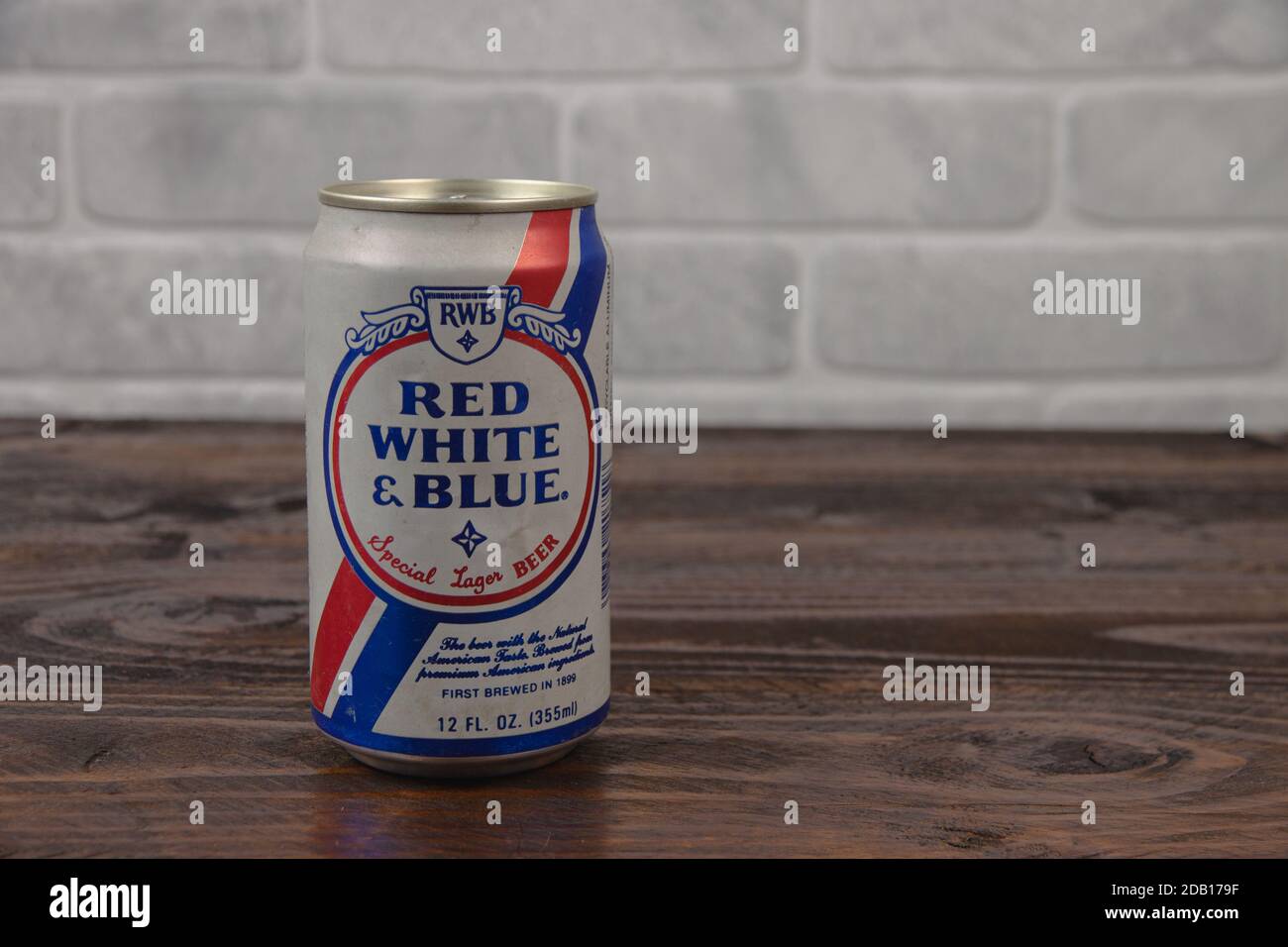 Eine alte AluminiumDose RWB Bier gegen den Ziegel Wand Stockfoto