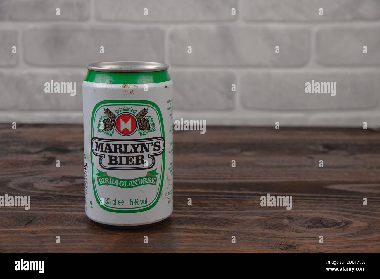 Eine alte Aluminiumkälte von Marlyns Bier gegen den Ziegel Wand Stockfoto