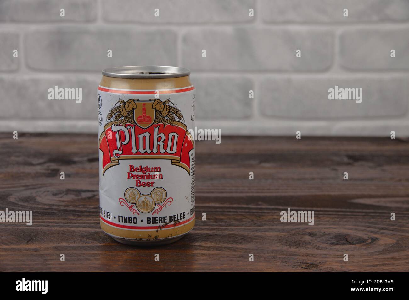 Eine alte AluminiumDose Plako Bier gegen den Ziegel Wand Stockfoto