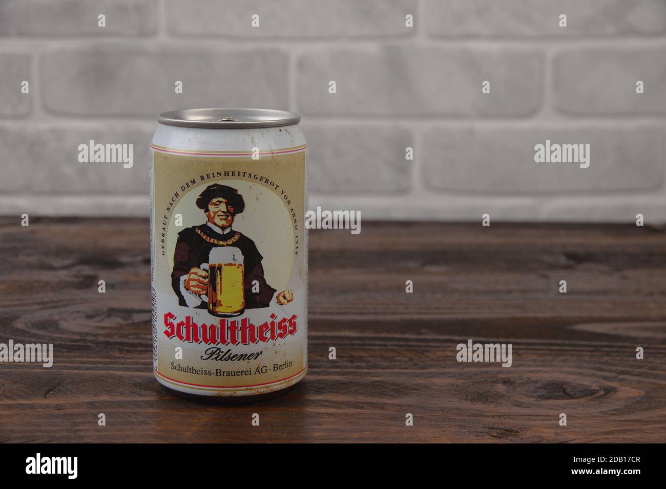 Eine alte AluminiumDose Schultheiss Bier gegen den Ziegel Wand Stockfoto