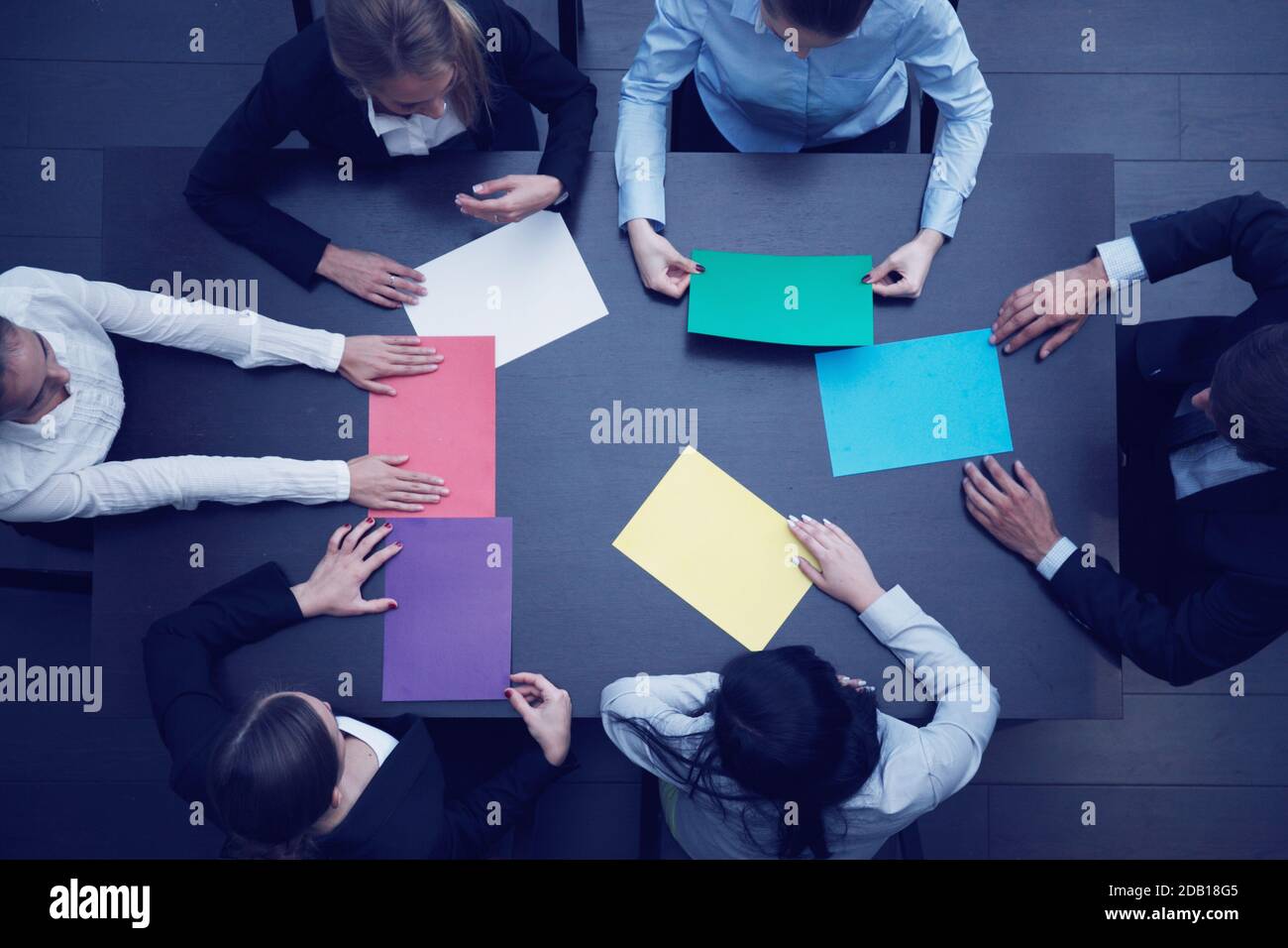 Gruppe von Geschäftsleuten mit leeren bunten Papier, neue Projektplanung, Meinung Diskussion Konzept Stockfoto
