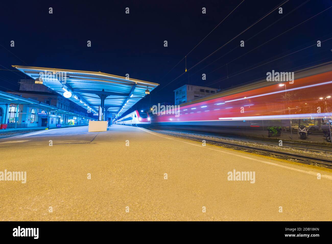 Bahnhof bei Nacht in Long Exposure in Lugano, Tessin in der Schweiz. Stockfoto