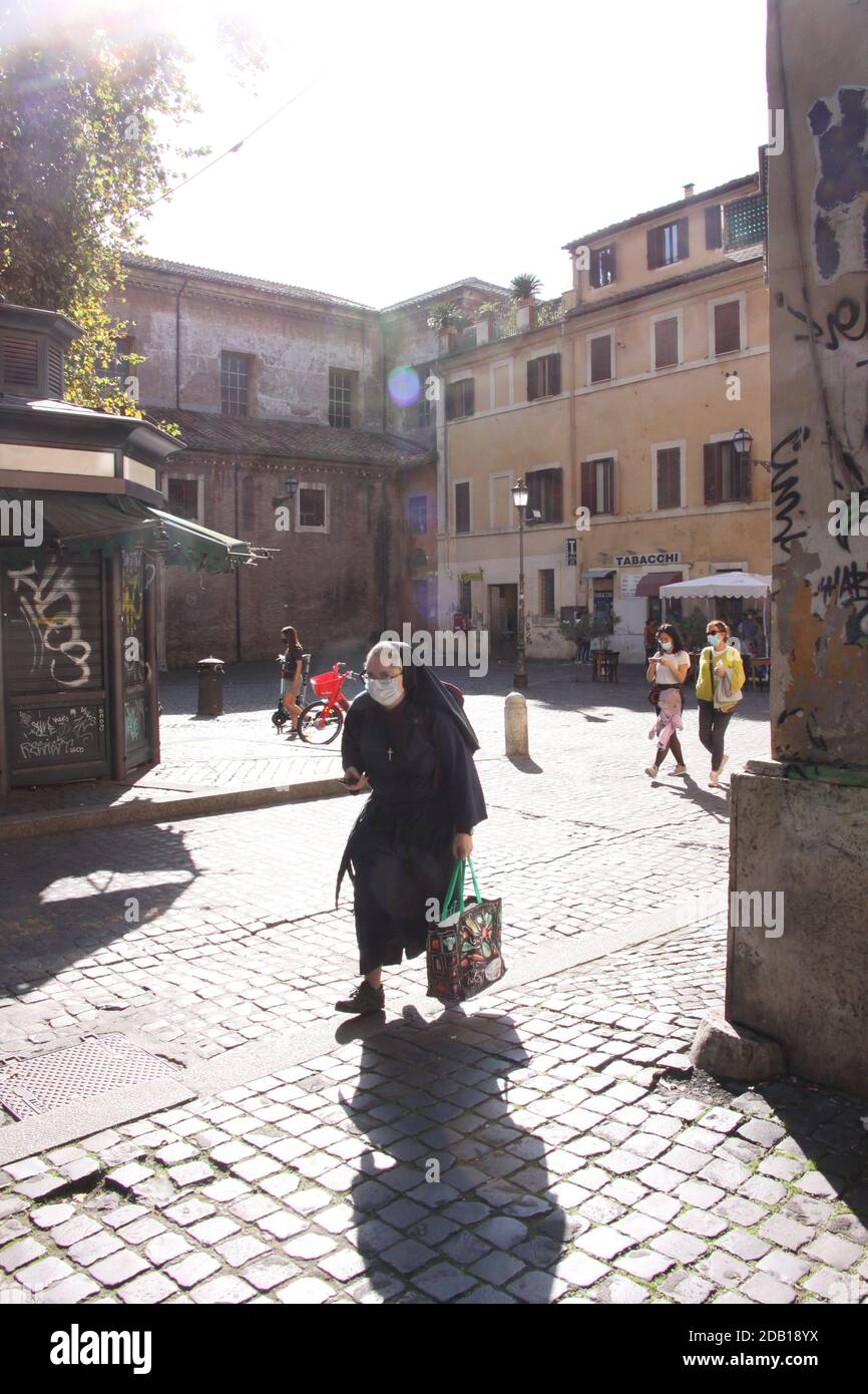 Menschen tragen Anti covid Gesichtsmasken in rom italien Stockfoto