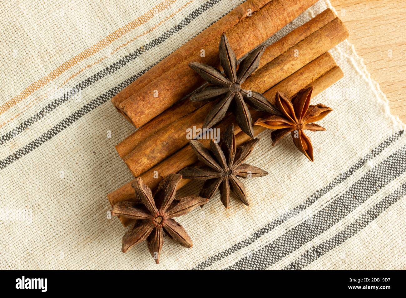 Zimtstange und Sternanis Hintergrund Stockfoto