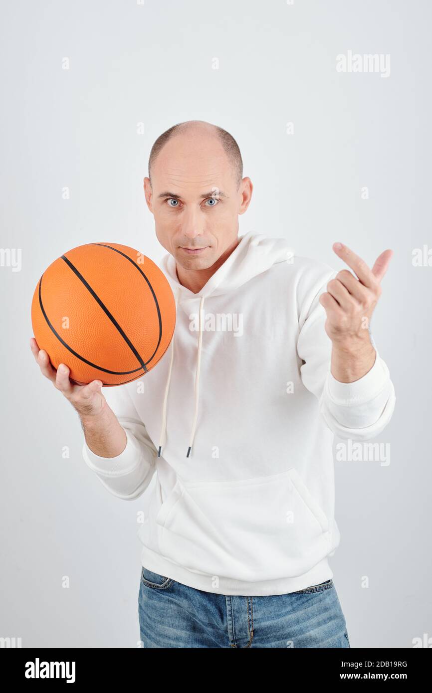 Mann lädt zum Basketball spielen ein Stockfoto