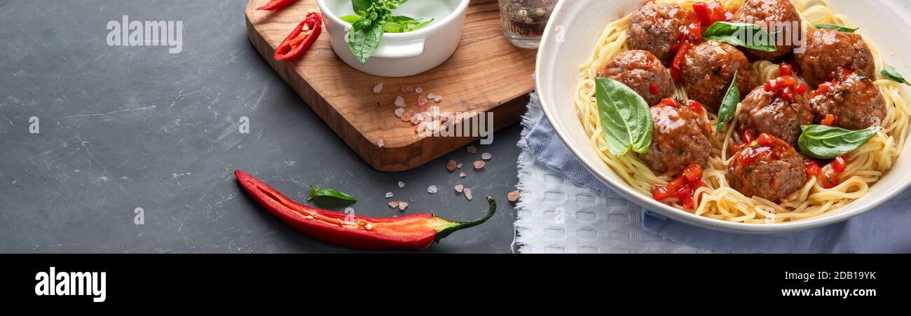 Fleischbällchen mit Tomatensauce und Spaghetti. Authentisches italienisches Rezept. Stockfoto