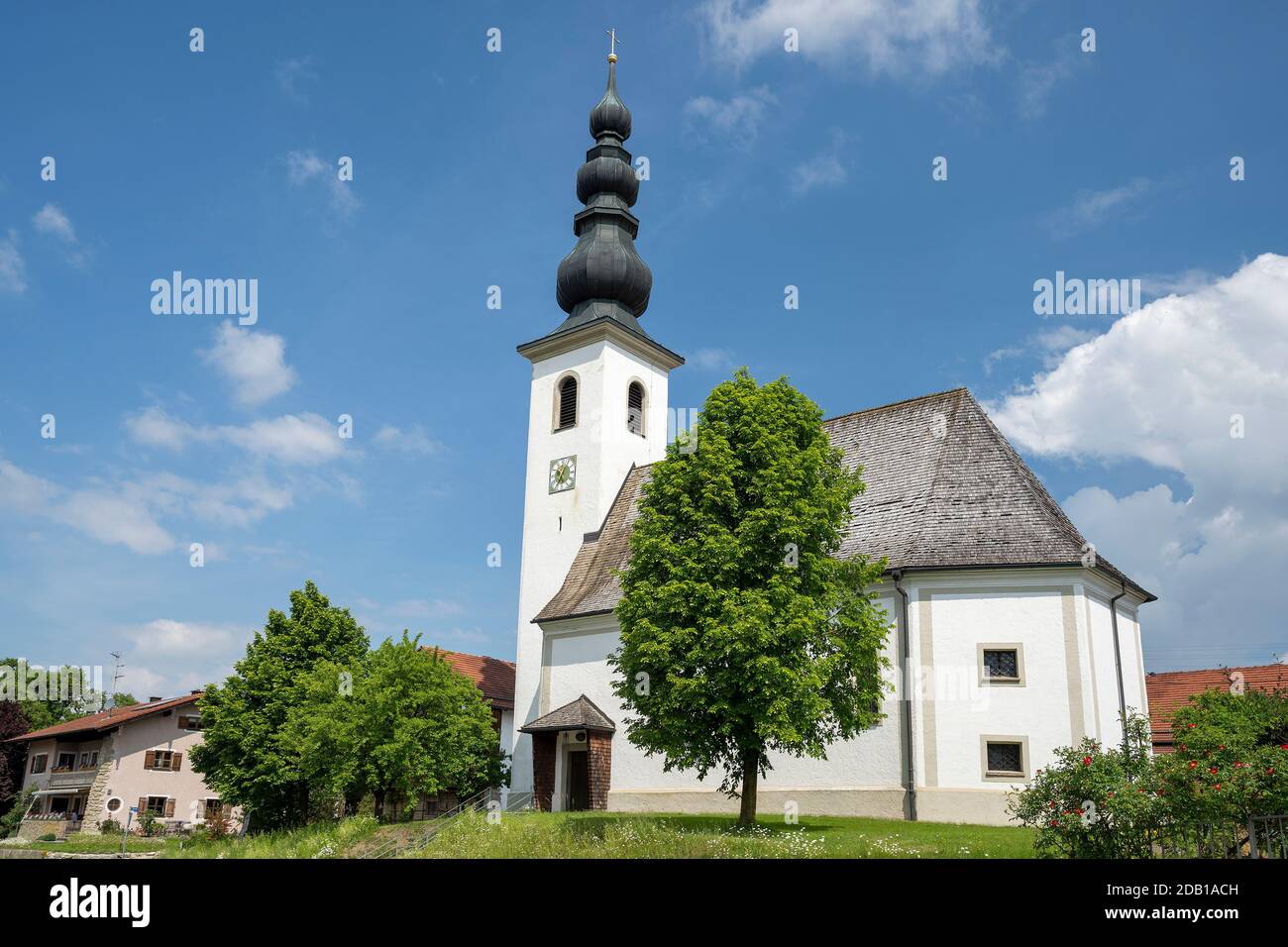 Die Kirche St. Nikolaus in Strass in der Gemeinde Ainring im Berchtesgadener Land, Rupertiwinkel, Oberbayern, Deutschland Stockfoto Die Kirche St. Nikolaus in Strass in der Gemeinde Ainring im Berchtesgadener Land, Rupertiwinkel, Oberbayern, Deutschland Stockfoto