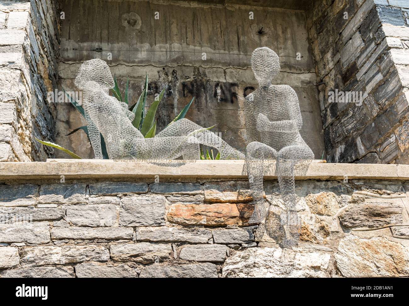 Orselina, Tessin, Schweiz - 15. Juni 2017: Insight - Ausblick, die Skulptur zeigt zwei sitzende Personen der Autorin Christa Lienhardin im Orselin Stockfoto