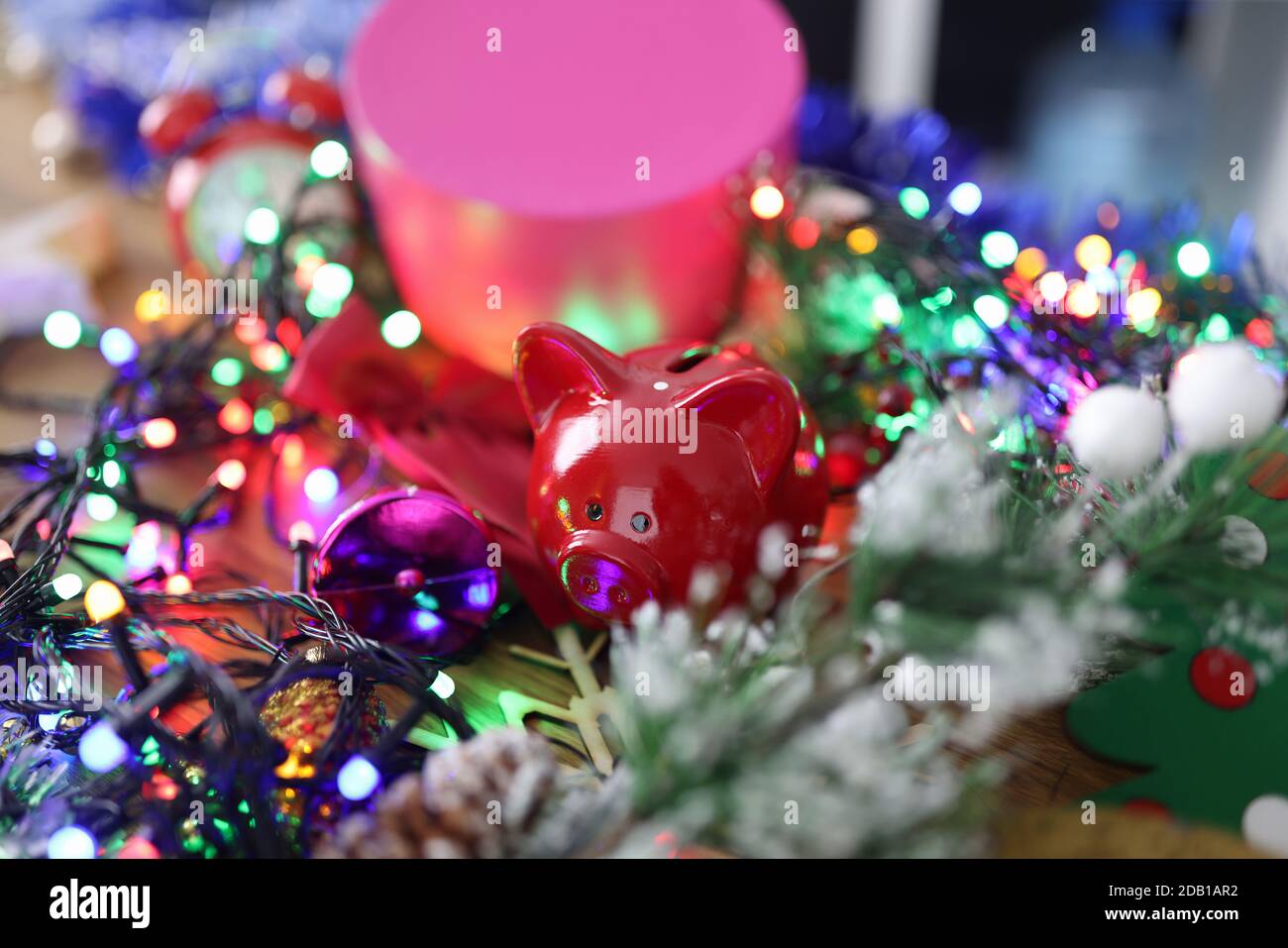 Es gibt rotes Schwein in der Mitte der Neujahrsdekorationen Stockfoto