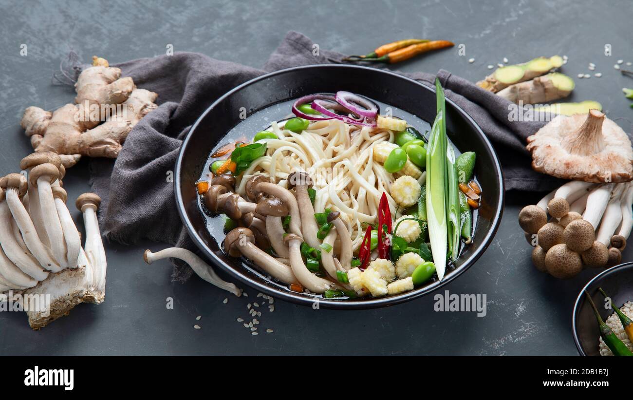 Udon Nudeln mit Pilzen und Gemüse. Asiatisches Essen. Stockfoto