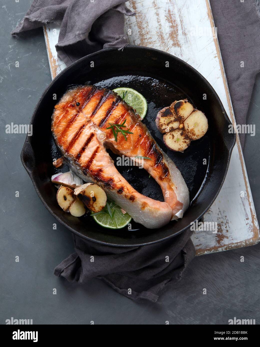 Lachssteak in einer Grillpfanne. Ausgewogene Ernährung. Stockfoto