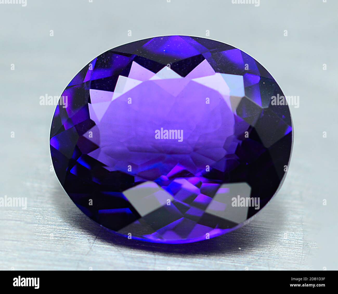 Natürlicher Amethyst auf grauem Hintergrund Stockfoto