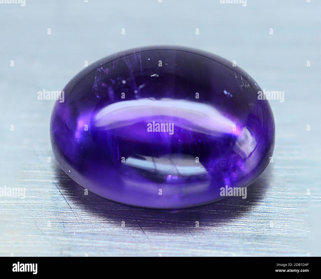 Natürlicher Amethyst auf grauem Hintergrund Stockfoto