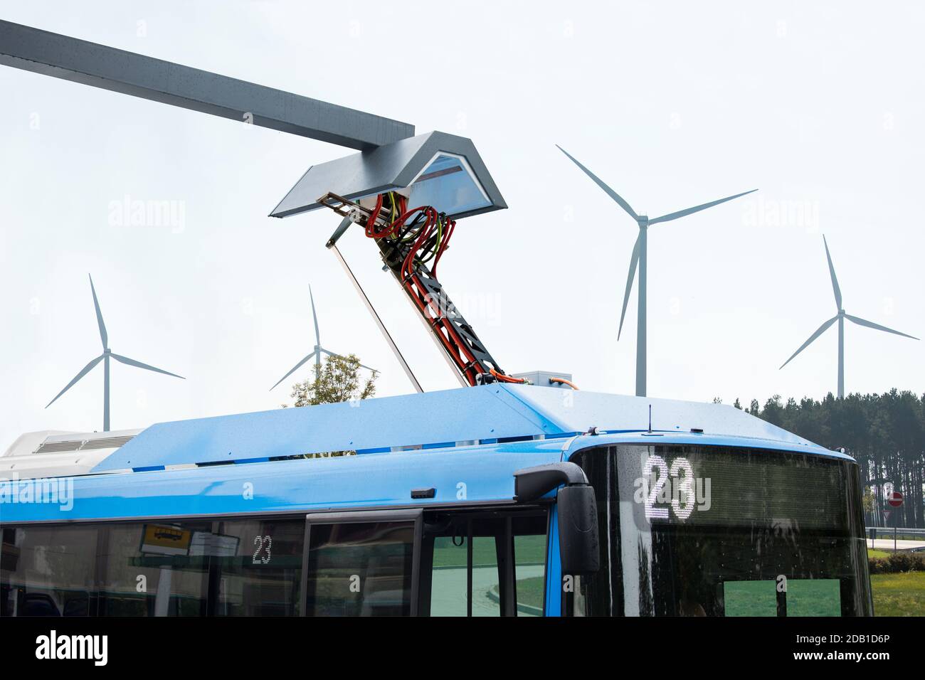 Elektrobus an einer Haltestelle wird von Pantograph geladen Stockfoto