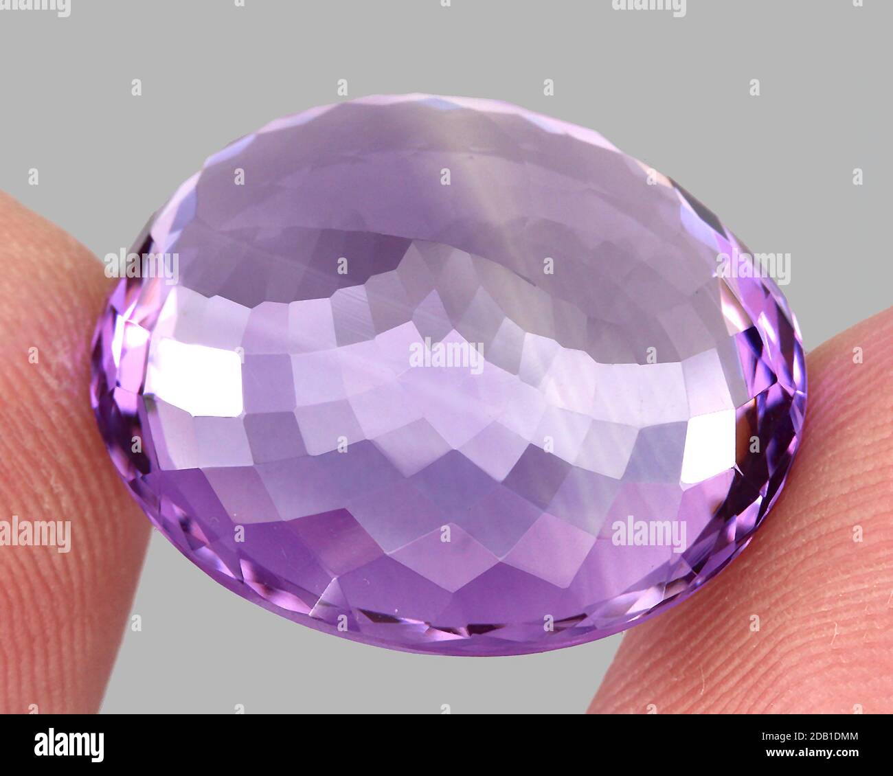 Natürlicher Amethyst auf grauem Hintergrund Stockfoto