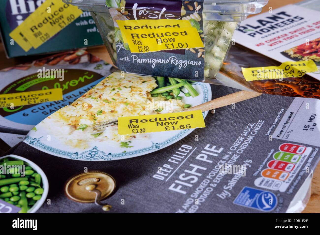 Auswahl an Lebensmitteln im Supermarkt reduziert im Preis auf Verkauf nach Datum. Stockfoto