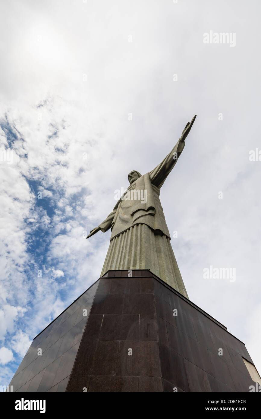 Mirador Cristo Redentor, die riesige ikonische Statue von Christus dem Erlöser mit ausgestreckten Armen auf dem Berg Corcovado, Rio de Janeiro, Brasilien Stockfoto