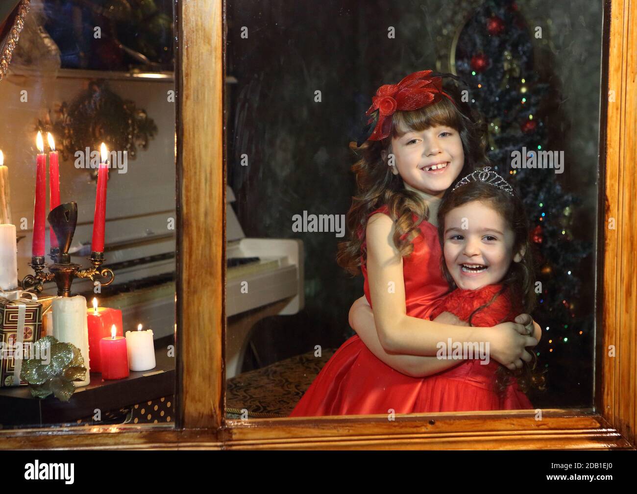 Zwei Mädchen am Fenster. Neujahr Stockfoto