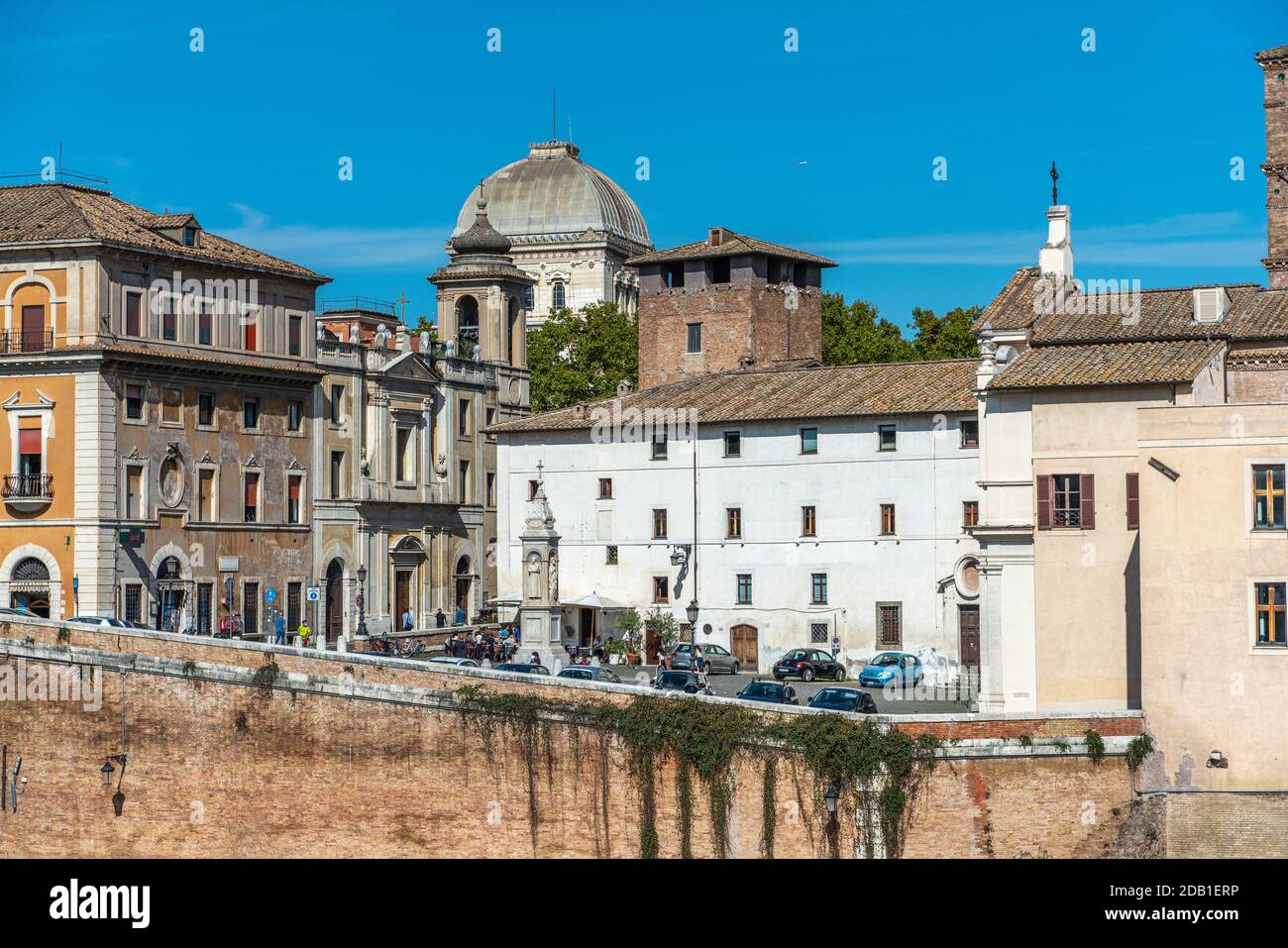 Die Tiberinsel und die Cestio-Brücke; das Fatebenefratelli-Krankenhaus und im Hintergrund die Synagoge oder Tempio Maggiore von Rom. Stockfoto