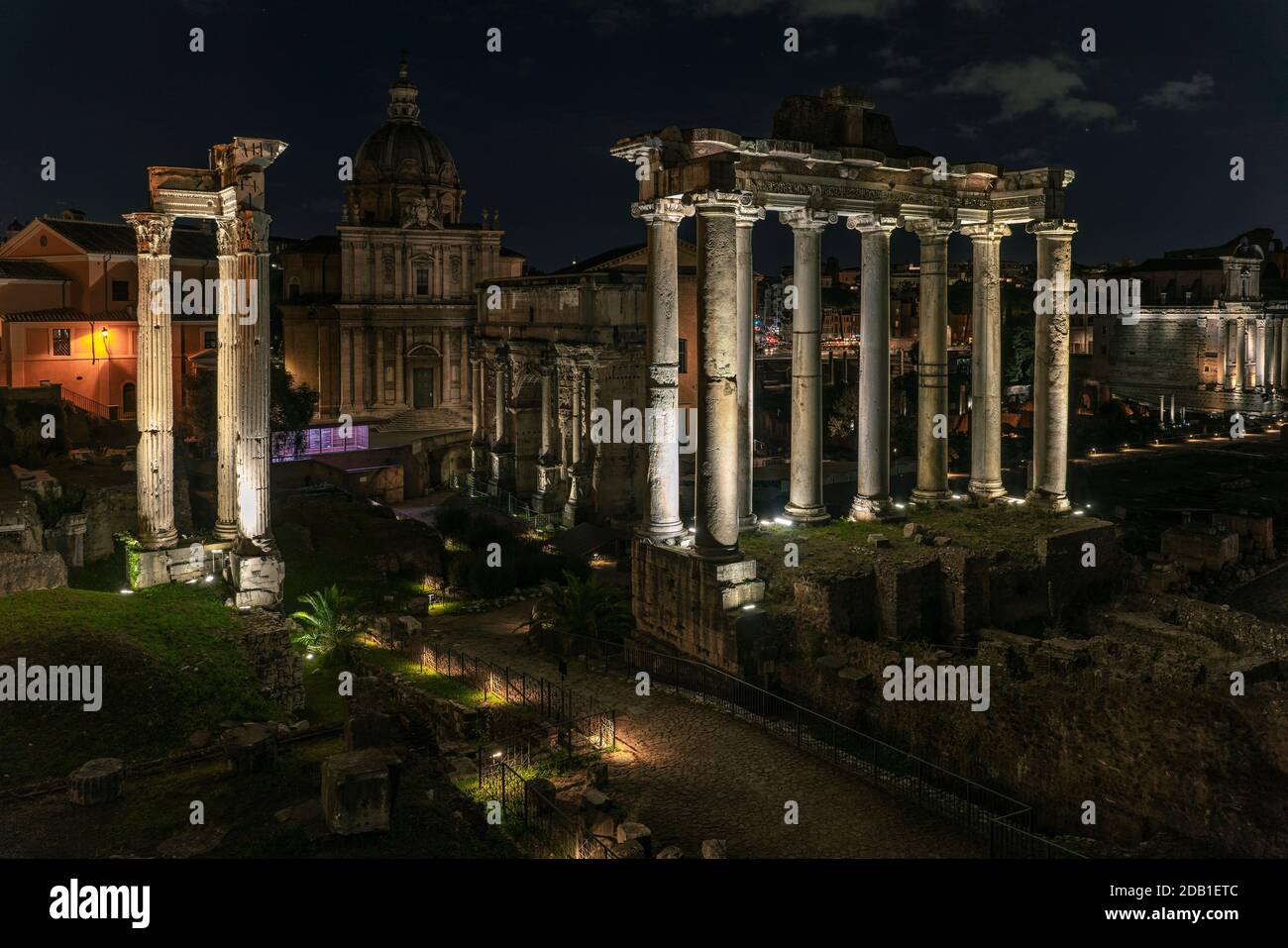 Ruinen des Forum Romanum, im Vordergrund der Vespasianstempel und Titus-Tempel und der Saturn-Tempel. Rom, Latium, Italien, Europa Stockfoto