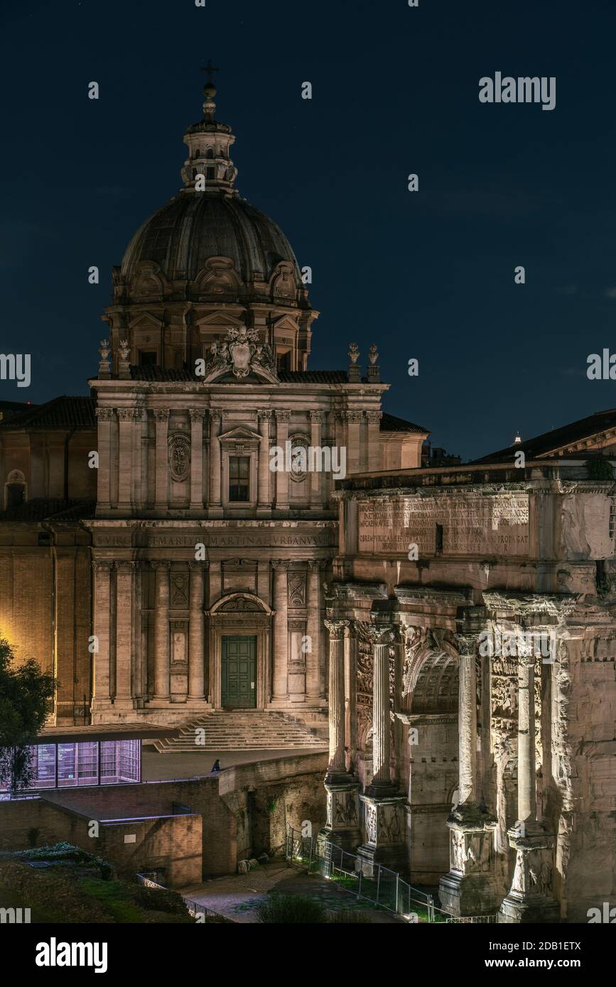 Kirche von Santi Luca e Martina, im Vordergrund die Ruinen des Bogens von Septimius Severio. Rom, Latium, Italien, Europa Stockfoto
