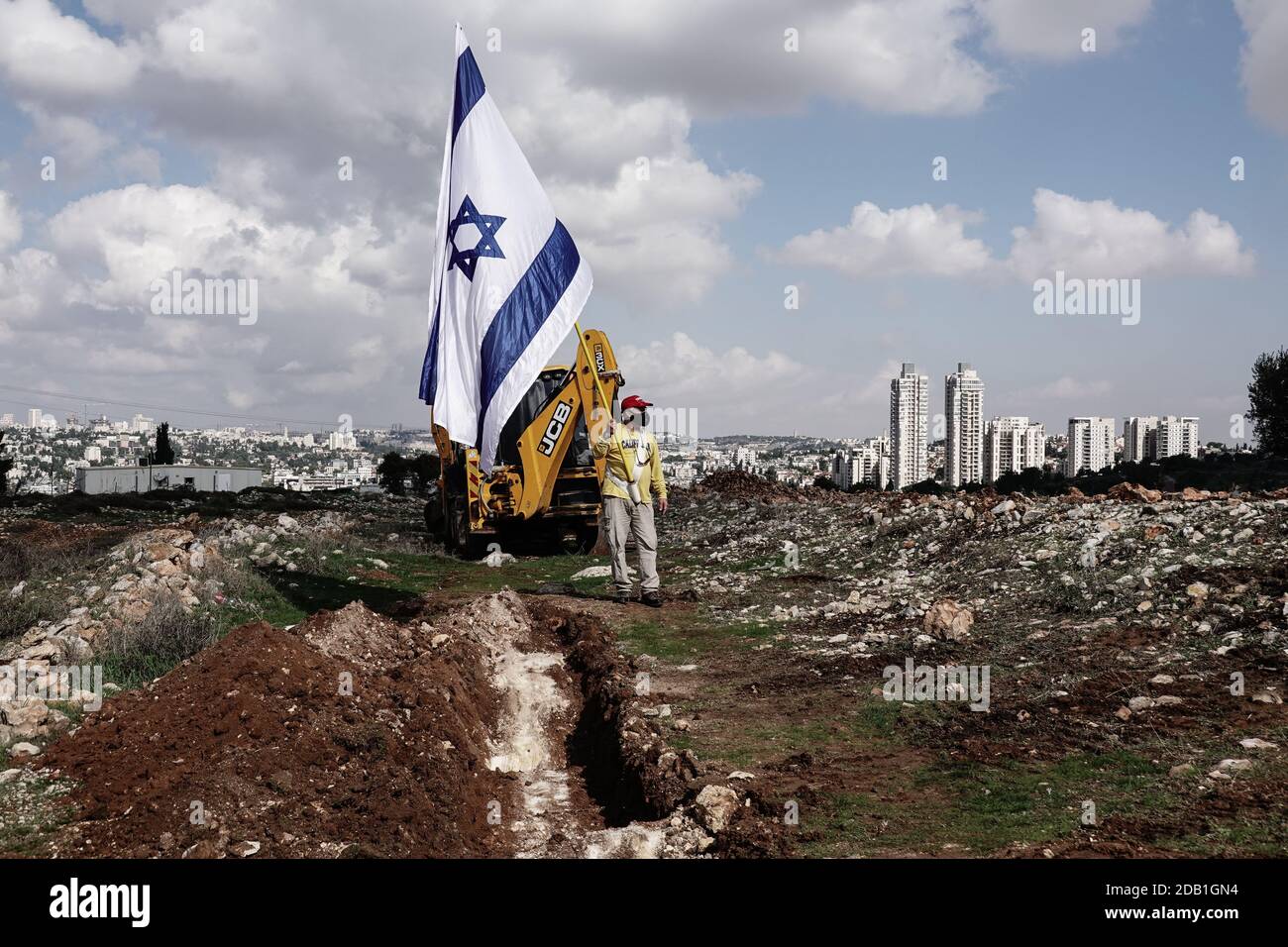 Jerusalem, Israel. November 2020. Rechtsgerichtete jüdische Demonstranten, Anhänger jüdischer Siedlungen im gesamten ‘Land Israel', demonstrieren gegen eine Delegation der Europäischen Union unter der Leitung des EU-Vertreters für die Palästinenser von Burgsdorff und unterstützen diese, während die Delegation den umstrittenen Givat Hamatos besucht. Netanjahus Regierung ging am Sonntag, den 15. November 2020, voran und veröffentlichte eine Ausschreibung für den Bau von 1,257 Häusern in Givat Hamatos, in dem, was einige behaupten, ein Schritt sei, der dem gewählten US-Präsidenten Joe Biden vorausgehen soll. Das Gebiet wird von der internationalen Gemeinschaft als settl angesehen Stockfoto