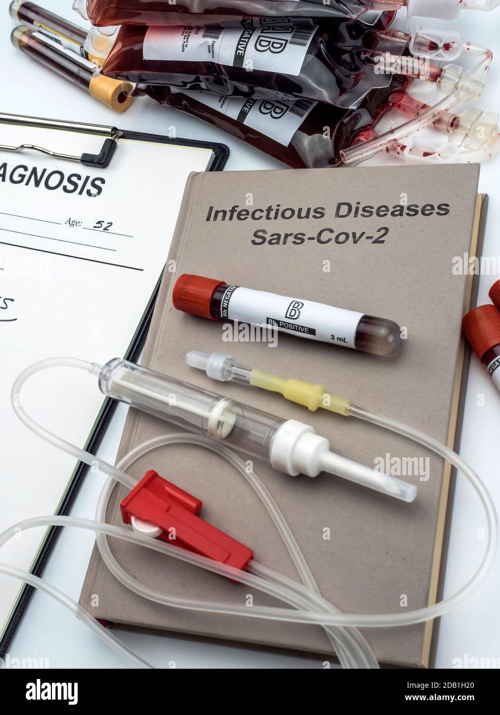 SARS-Cov-2 Buch der Infektionskrankheiten zusammen mit Blutbeutel verschiedener Typen, konzeptuelles Bild Stockfoto