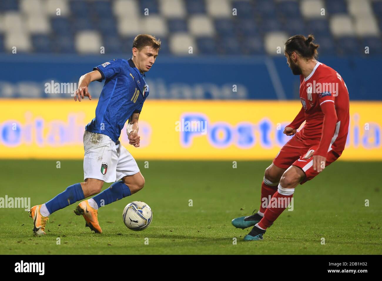 Nicolo Barella (Italien) Grzegorz Krychowiak (Polen) Während des UEFA 'Nations League 2020-2021'-Spiels zwischen Italien 2-0 Polen im Mapei-Stadion am 15. November 2020 in Reggio Emilia, Italien. (Foto von Maurizio Borsari/AFLO) Stockfoto