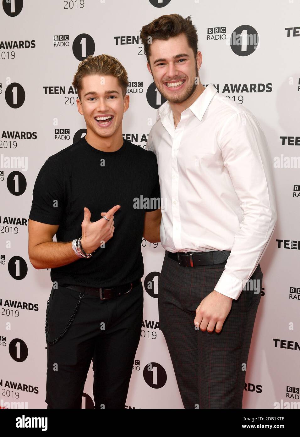 Aktenfoto vom 24/11/19 der Brüder AJ Pritchard (links) und Curtis Pritchard. Curtis hat gesagt, dass er will, dass sein Bruder AJ "so viele Prüfungen wie menschlich möglich" macht, während er im Ich bin EIN Celebri ist...Hol mich hier raus! Schloss und hofft, ihn zu sehen "weinen, schreien, vielleicht erbrechen". Stockfoto