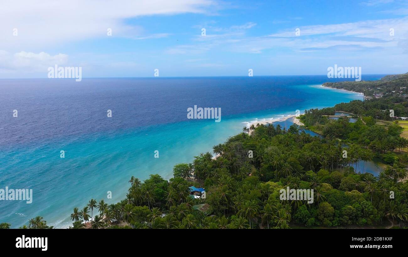Tropische Landschaft: Schöner Strand und tropisches Meer. Bohol, Philippinen. Sommer- und Reiseurlaubskonzept. Stockfoto