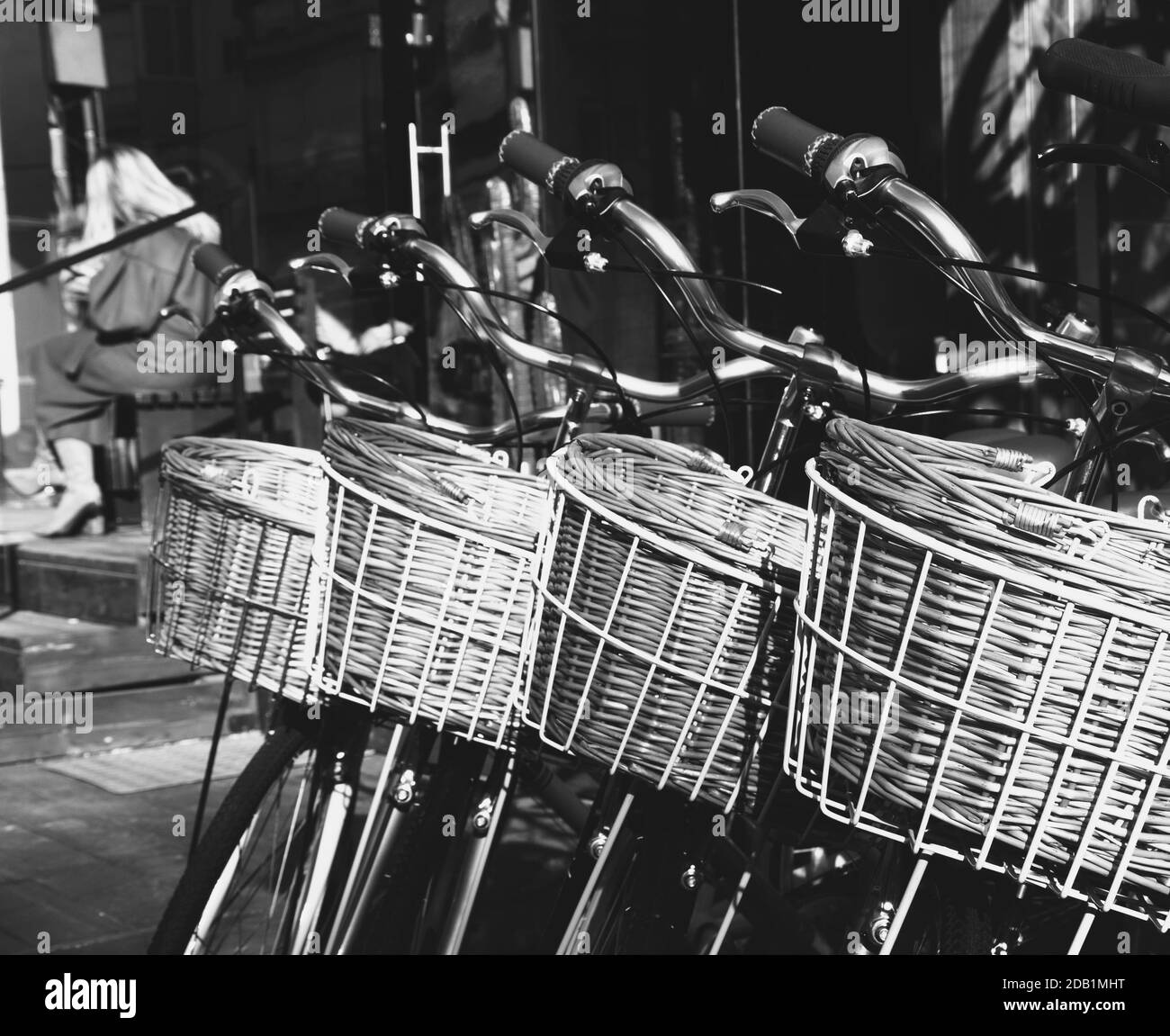 Altmodische Fahrräder mit Korbkorb vor dem Fahrradladen in Tel Aviv, Israel. Schwarzweißfoto Stockfoto