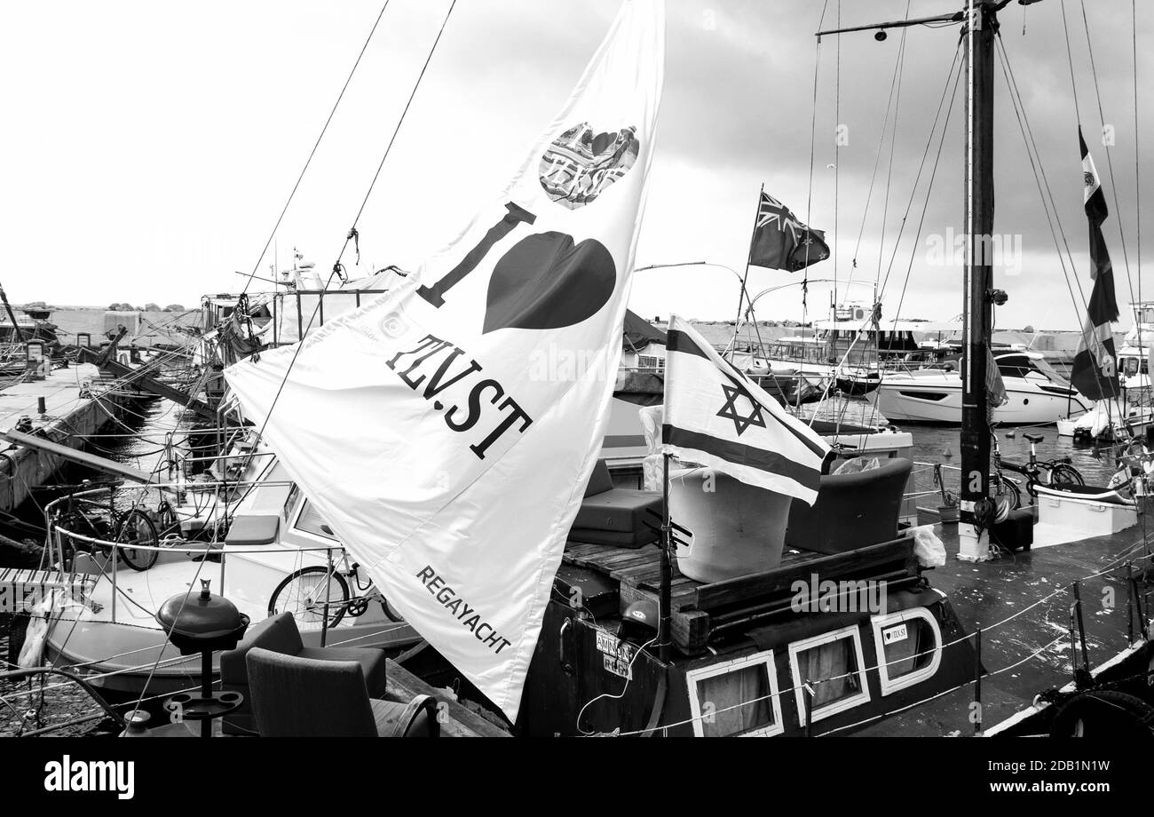TEL AVIV, ISRAEL - 7. MÄRZ 2019: Segel- und Fischerboote im alten Jaffa Hafen. Jaffa Hafen mit seinen Freizeitaktivitäten ist beliebte Attraktion. Stockfoto