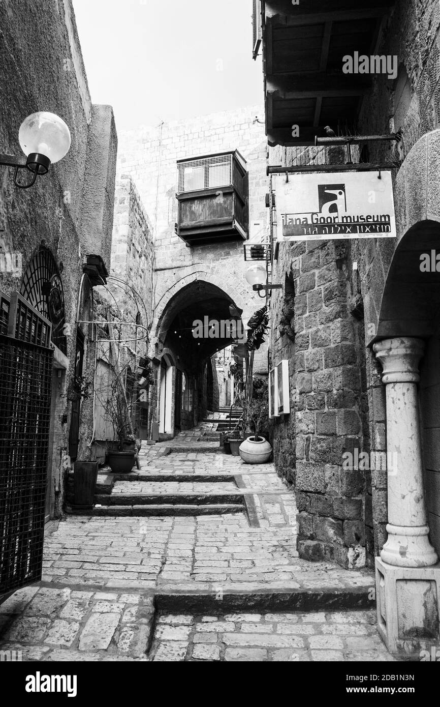 TEL AVIV-JAFFA, ISRAEL - 7. MÄRZ 2019: Eintritt ins Ilana Goor Museum. Enge Straßen von Old Jaffa versteckt einzigartige Kunstgalerien und Kunstwerke. Schwarz weiß Stockfoto